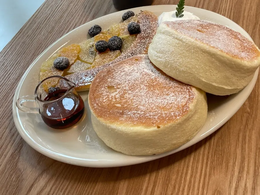 Softly browned surface of the soufflé pancake