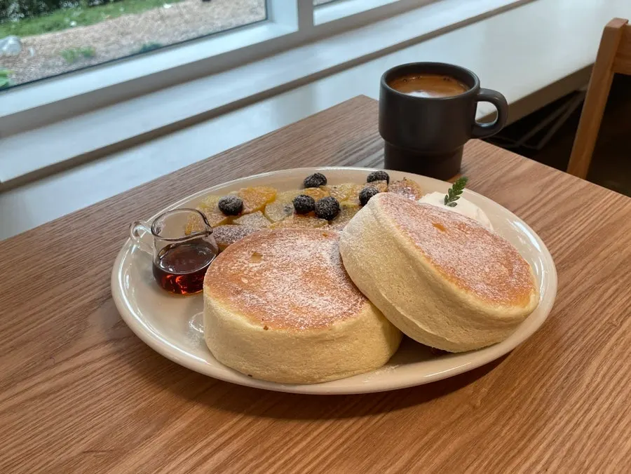 Table with Petrico dessert and coffee