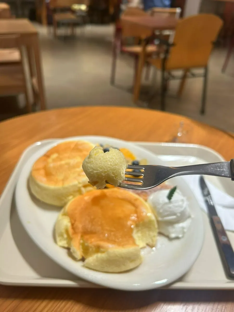 Thick soufflé pancakes with banana, kiwi and blueberry