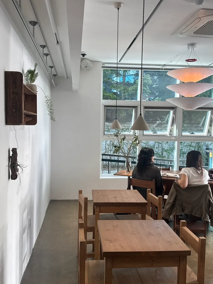 우드 테이블과 조명이 있는 카페 내부