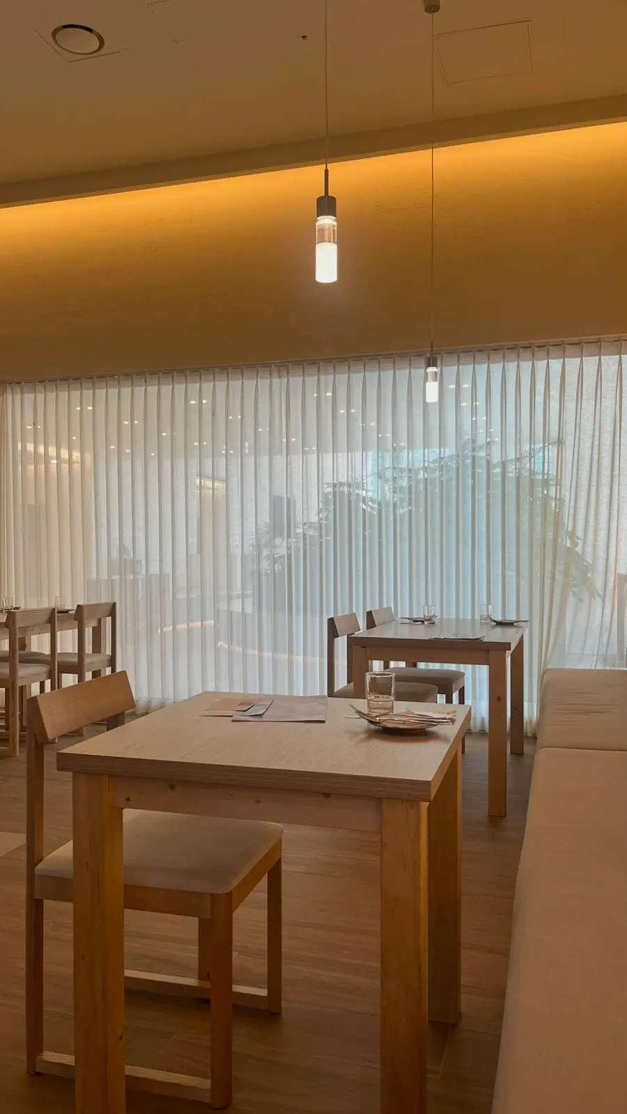 Dining hall with 2-seat and 4-seat tables