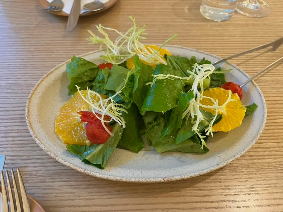 Fresh salad, the first dish of the two-person sharing set