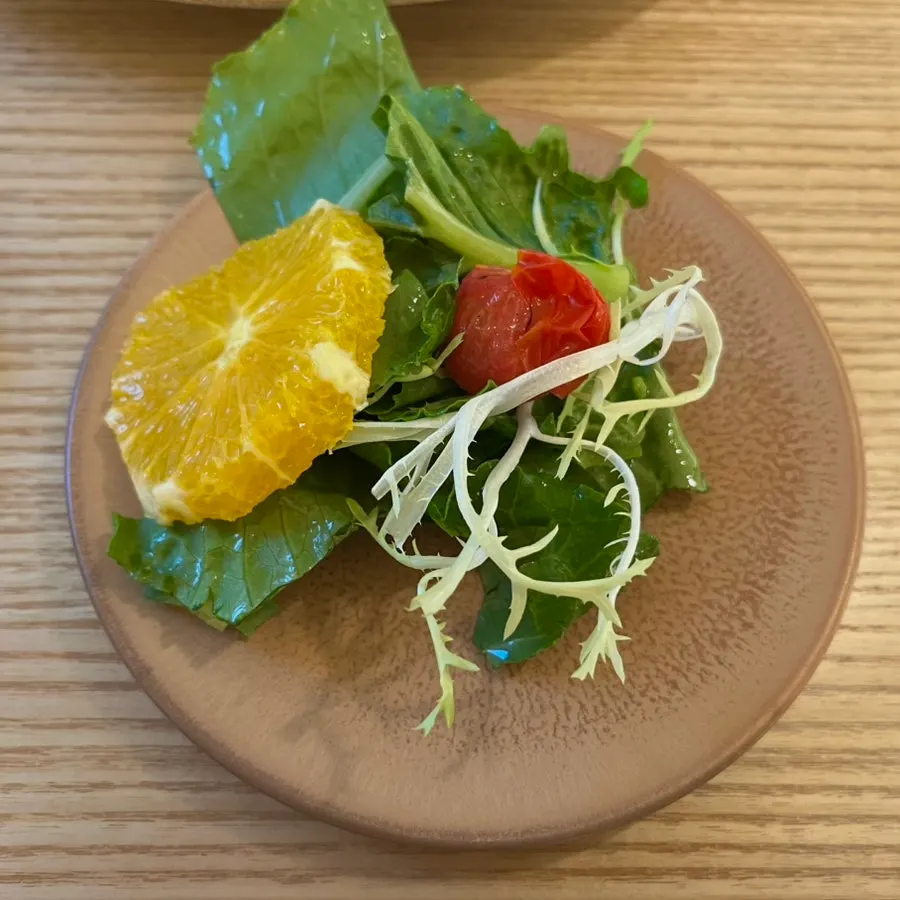 Salad with orange and pickled tomato