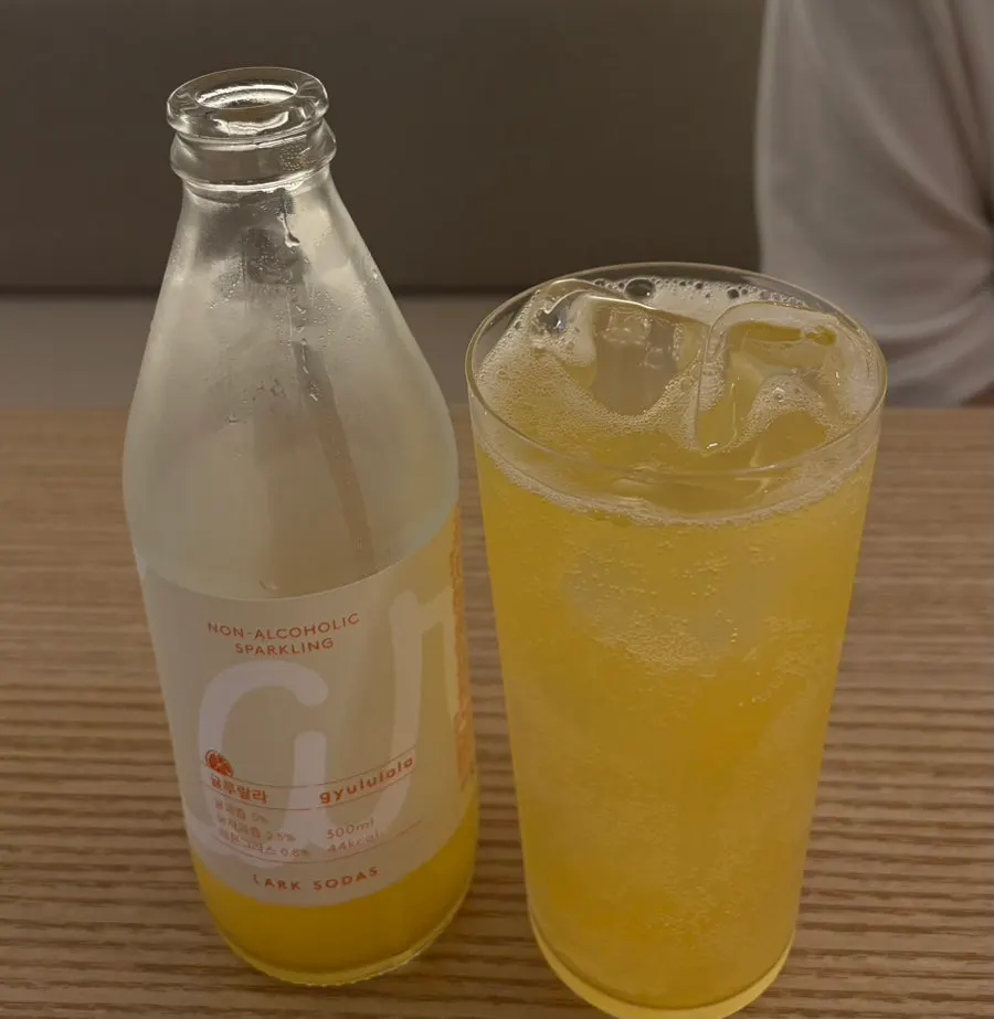 세련된 플레이팅이 놓인 퓨 을지로 테이블 세팅