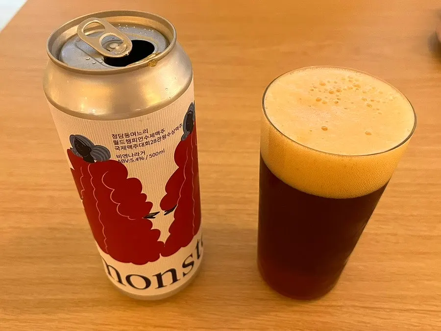 잔에 따른 청담동 며느리 맥주