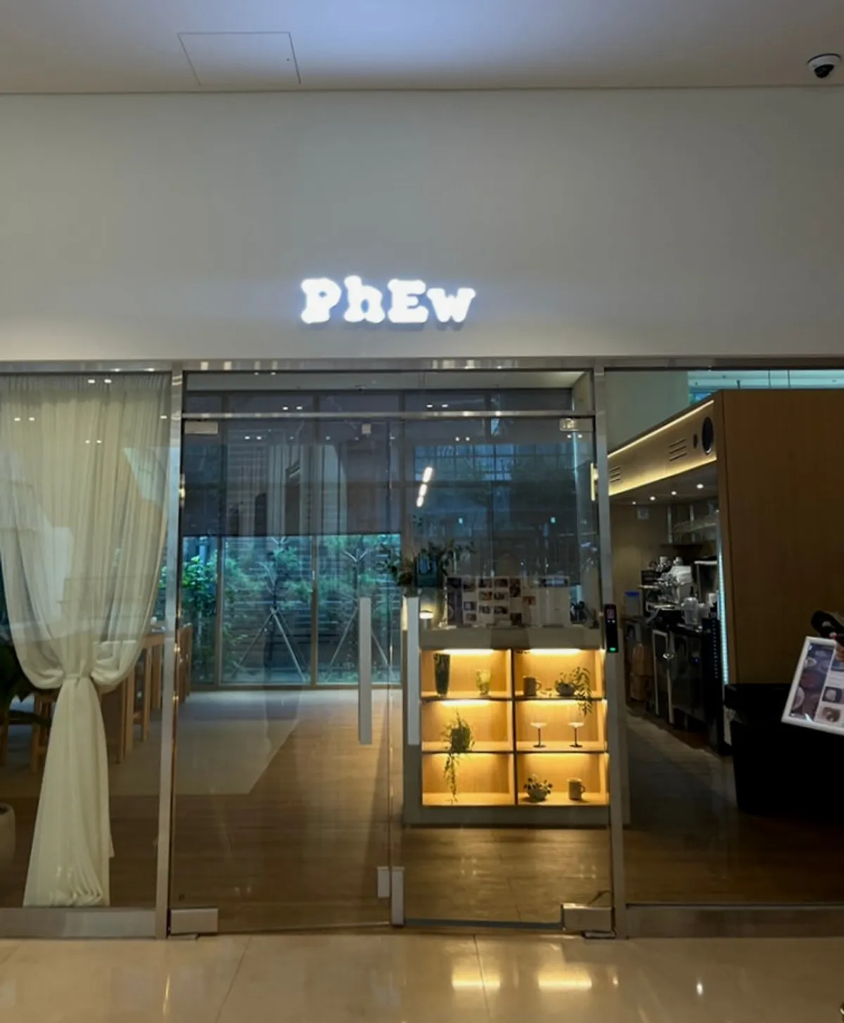 큰 유리창 너머로 보이는 퓨 을지로 매장 입구
