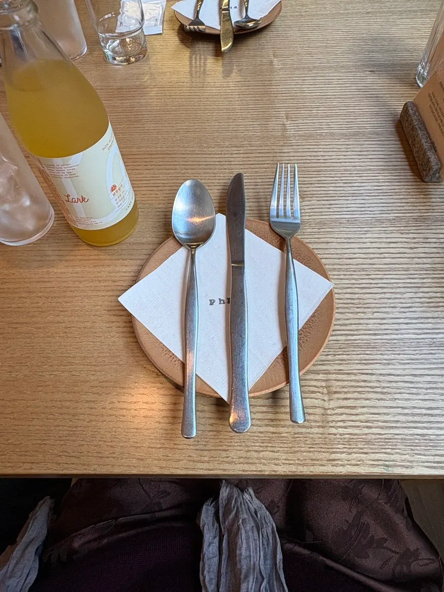 예쁜 식기에 담겨 차려진 퓨 을지로 주문 메뉴