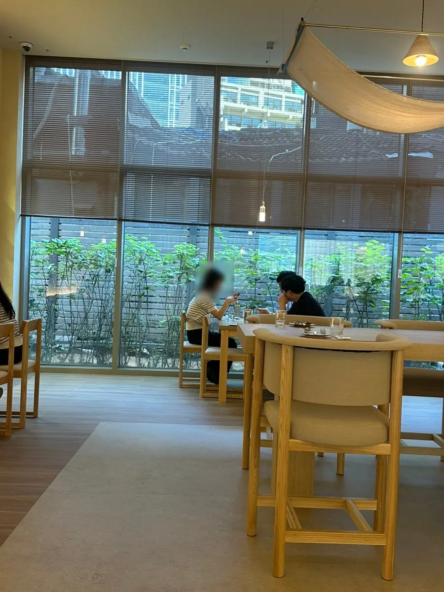Pyu Euljiro's dining hall with spacious tables