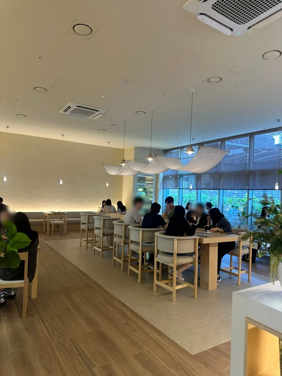 Overview of seating at Pyu Euljiro