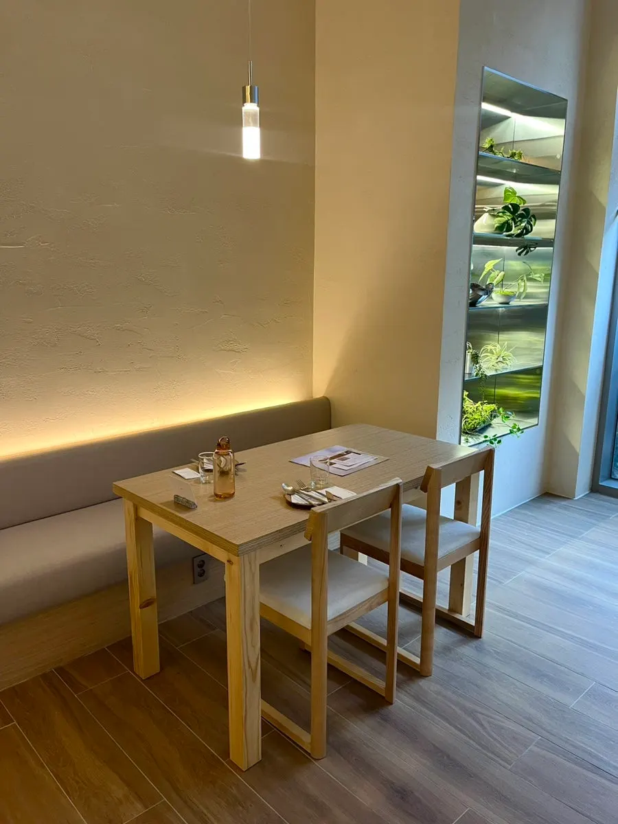 Interior Pyu Euljiro dengan furnitur elegan