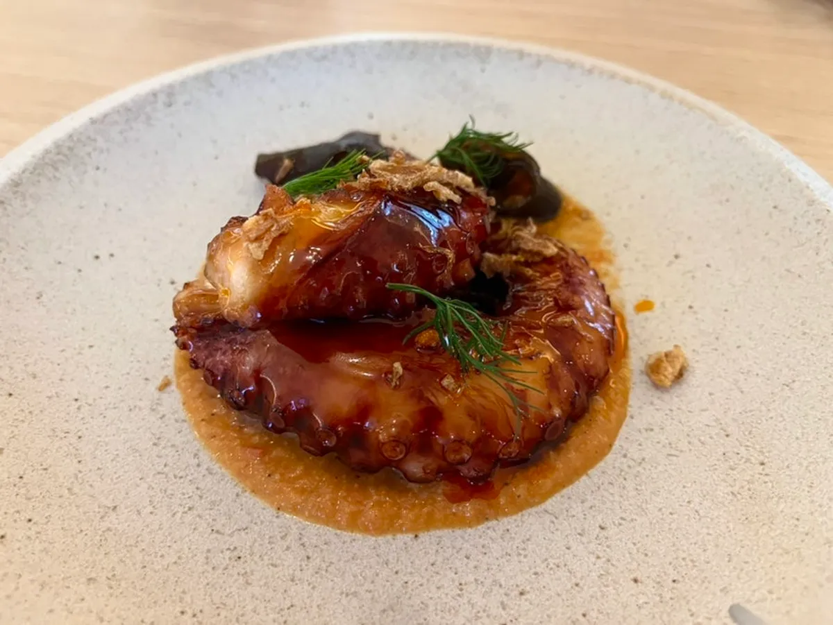 Plating charcoal octopus dengan romesco