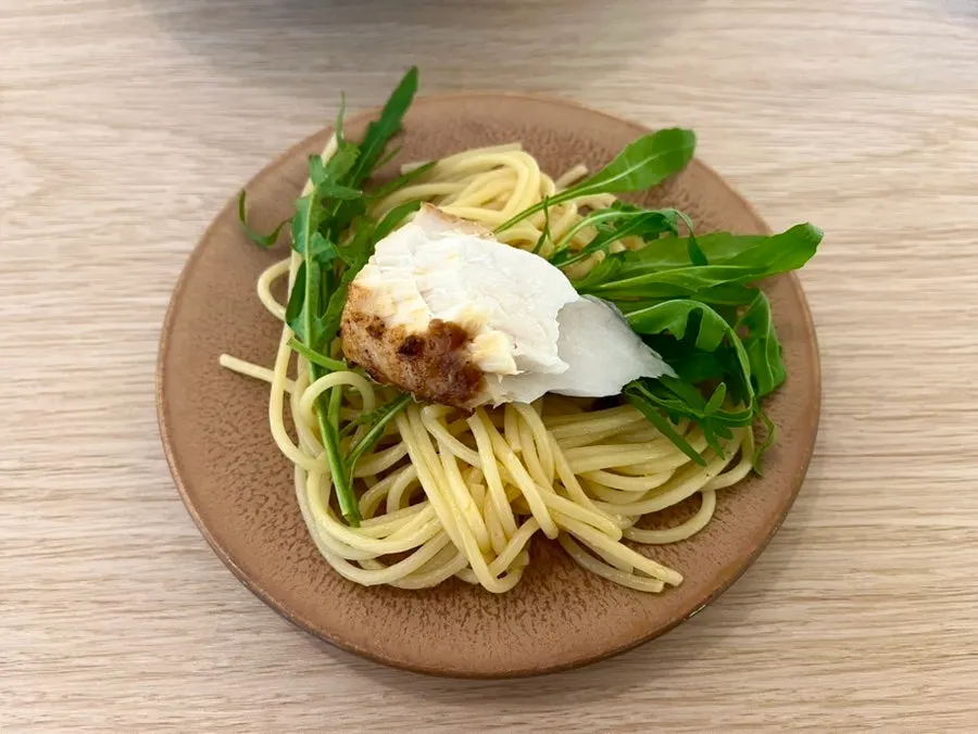 Mackerel pasta dengan makarel tebal di atasnya