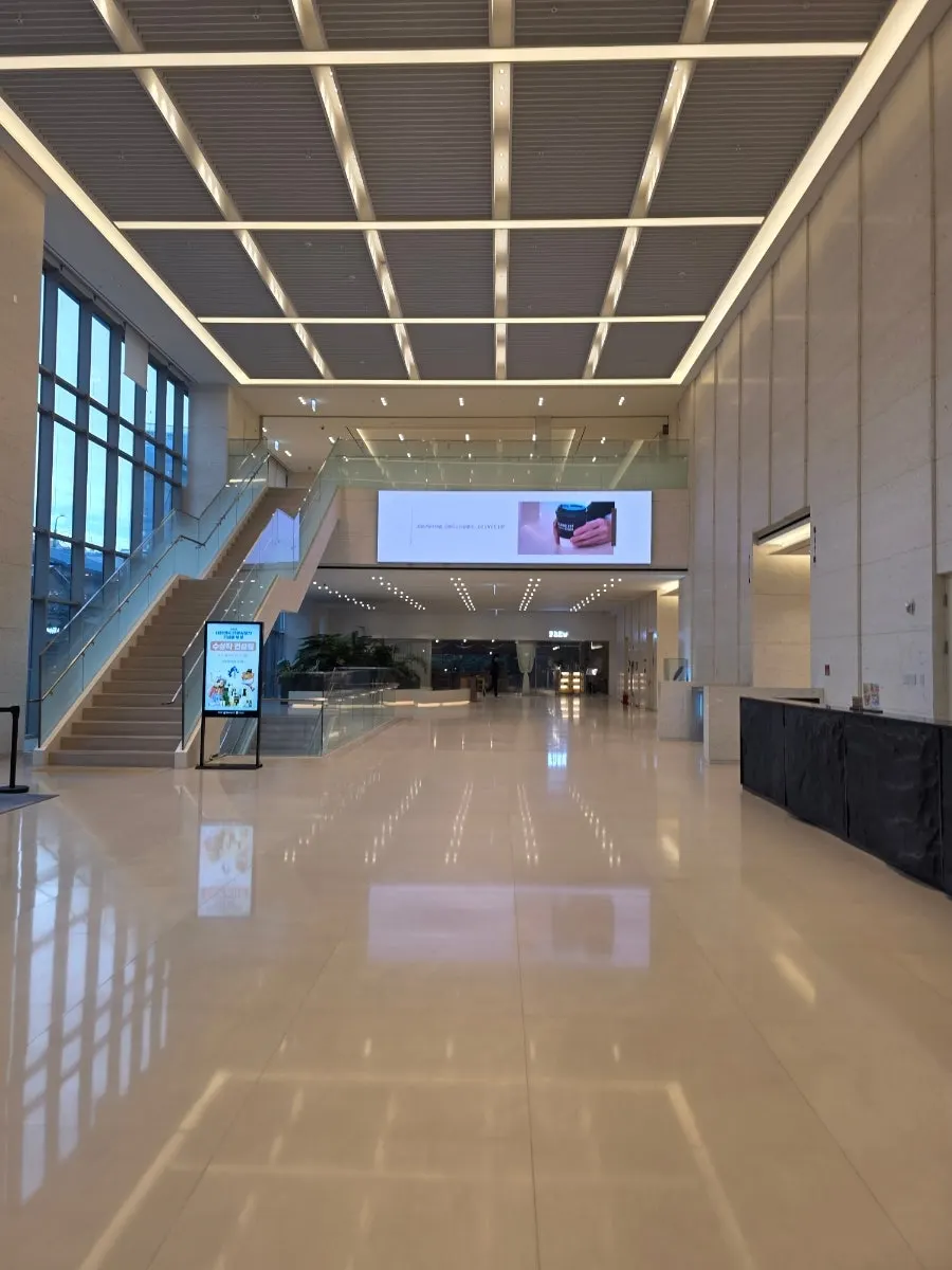 TOWER 107 건물 입구