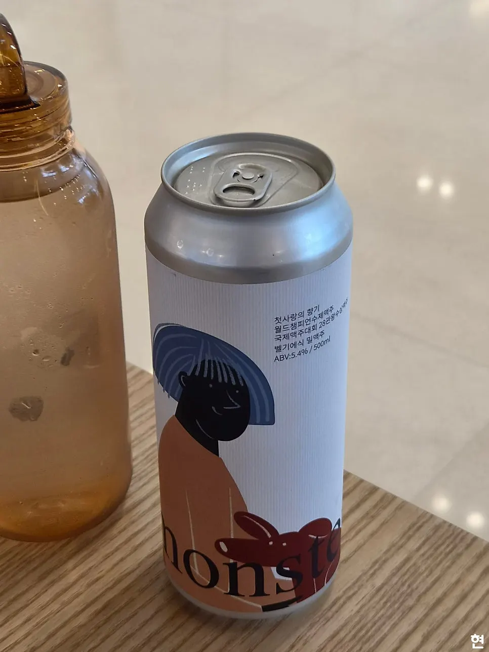 테이블 간격 넓은 소파 좌석