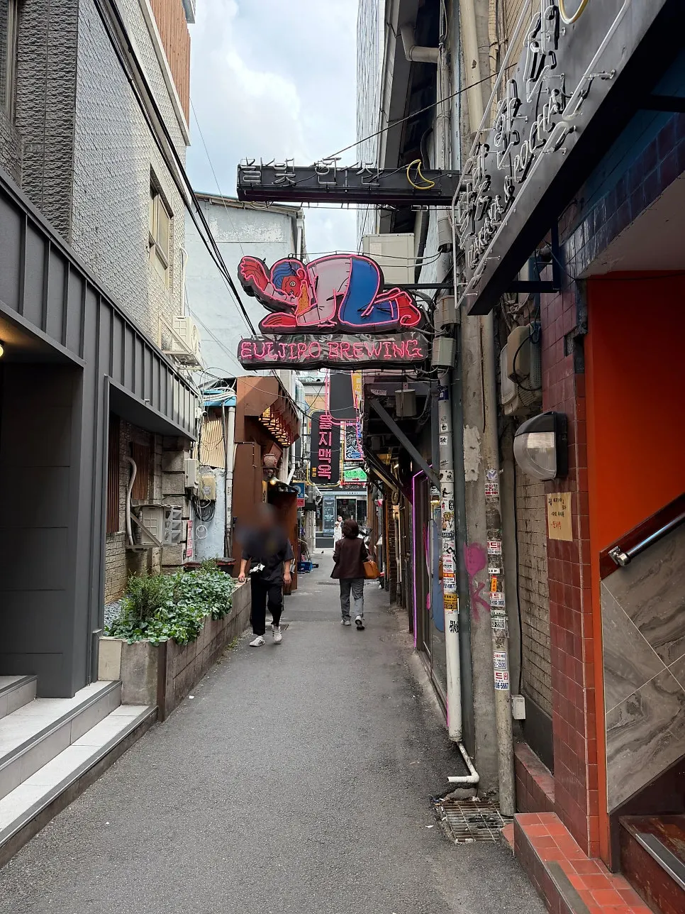 Hipjiro street running between old buildings