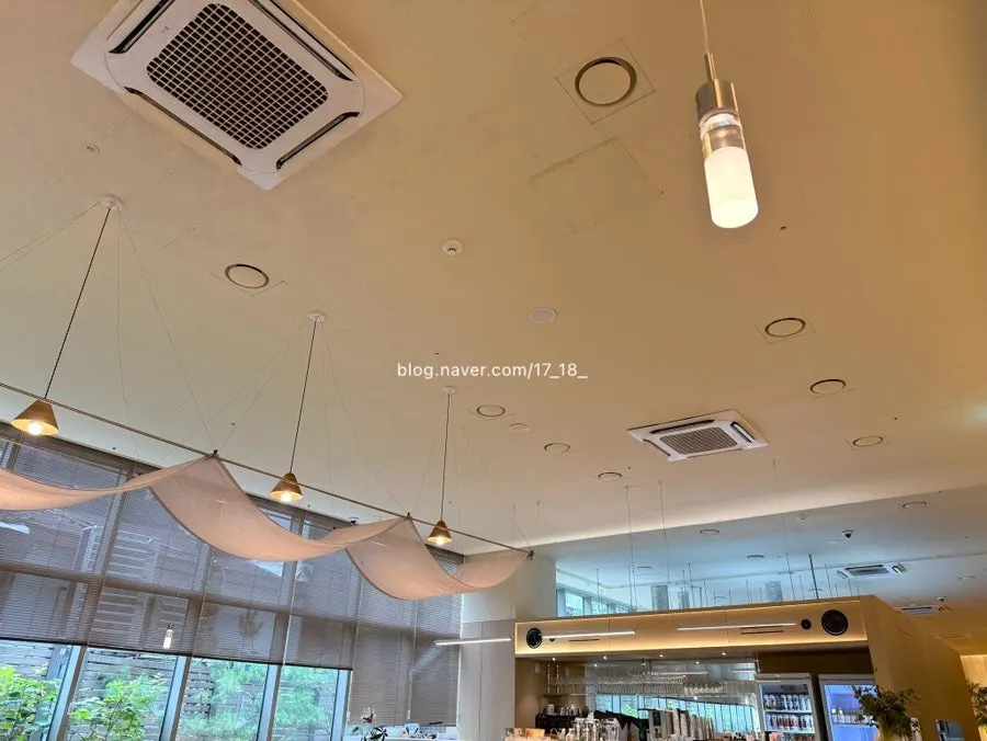 High-ceilinged hall at Pyu Euljiro