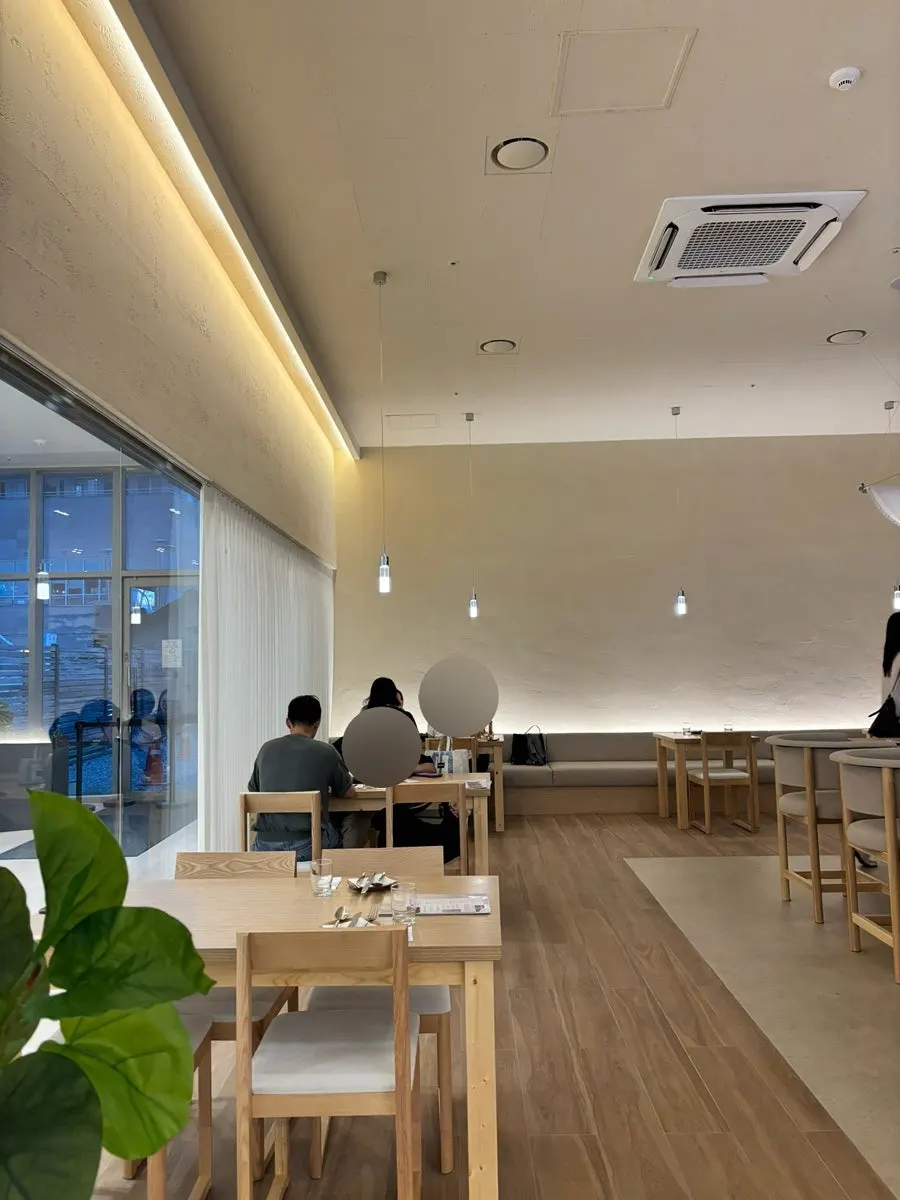 퓨 을지로 실내 인테리어 세로 컷