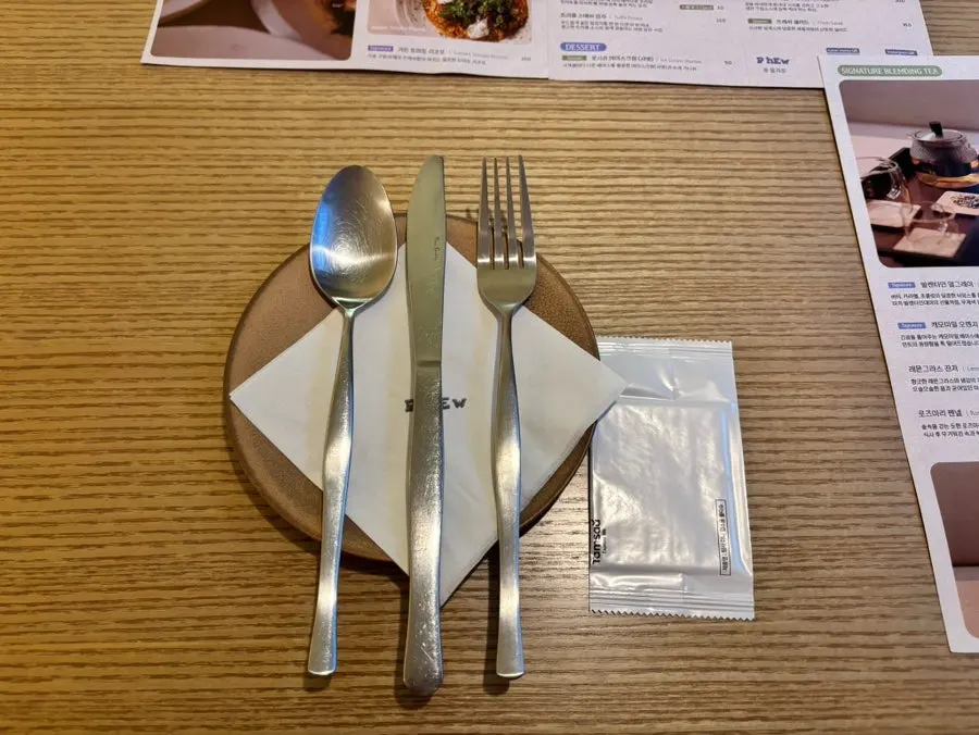 퓨 을지로 테이블과 조명