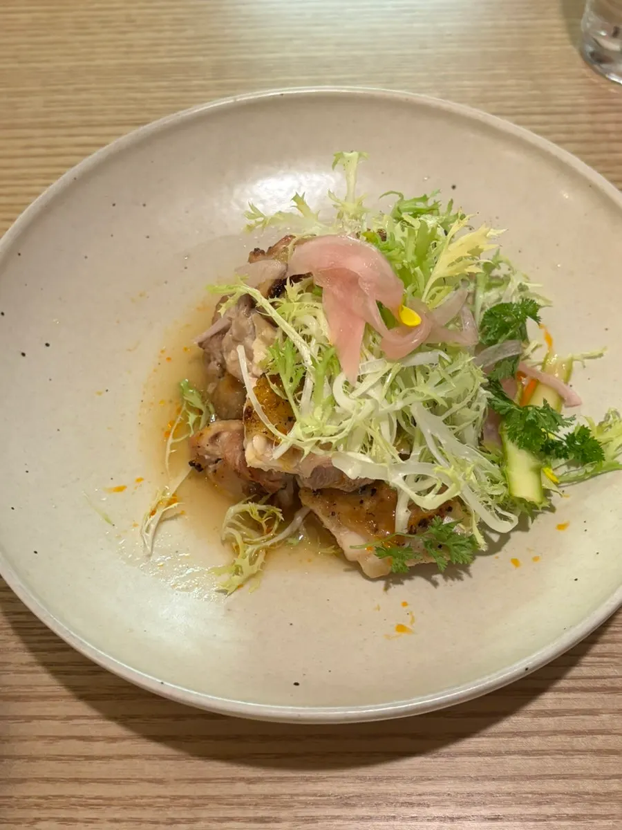구운 가지와 토마토를 올린 리조또 클로즈업