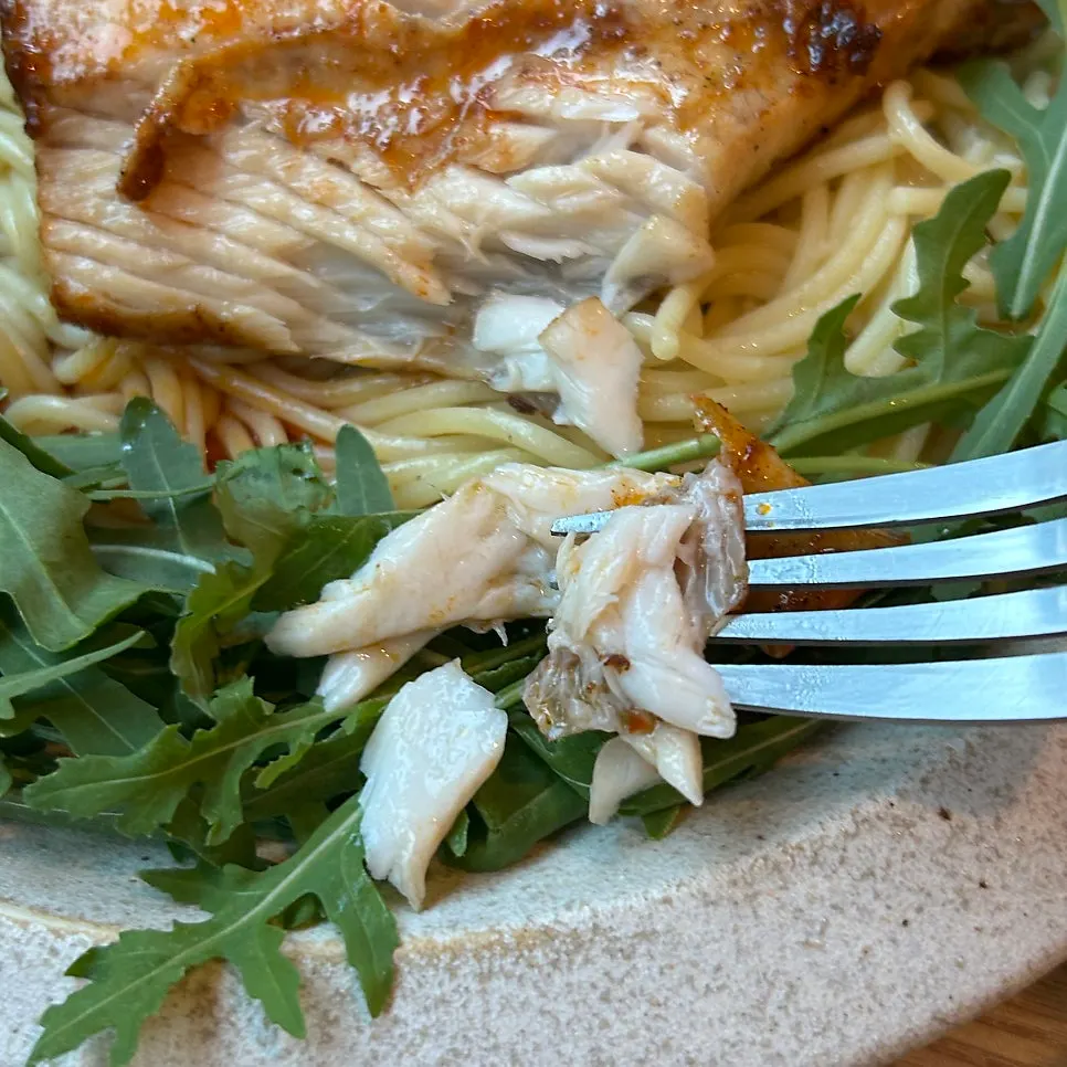 Oil pasta topped with arugula and mackerel