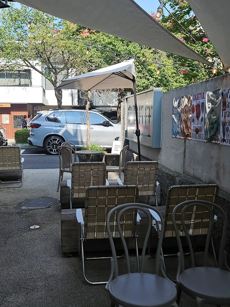 피프에스프레소바 커피 두 잔과 휘낭시에