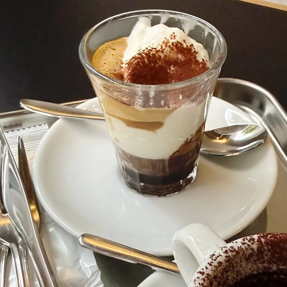 Con panna mascarpone topped with mascarpone cream