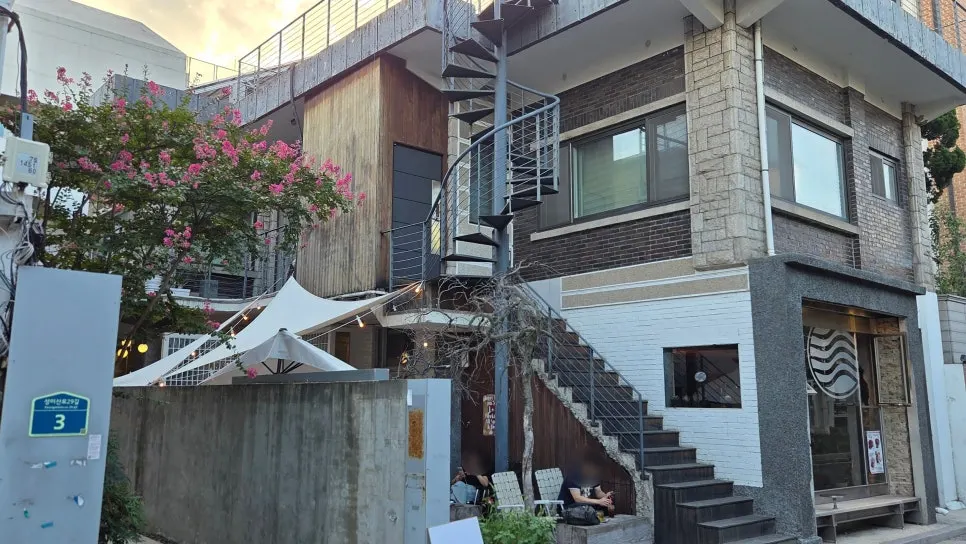 Sunday evening café alley mood in Yeonnam-dong