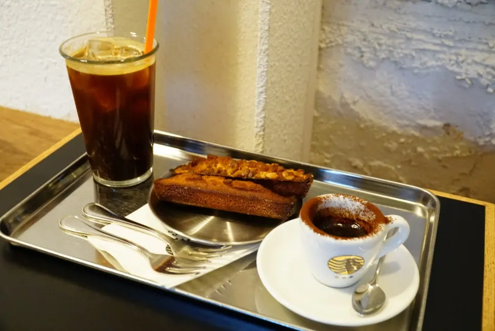 Coffee paired with two kinds of financier