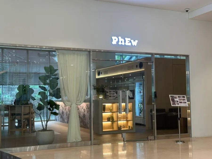 Restaurant entrance on the first floor of the Mareunnae-ro building