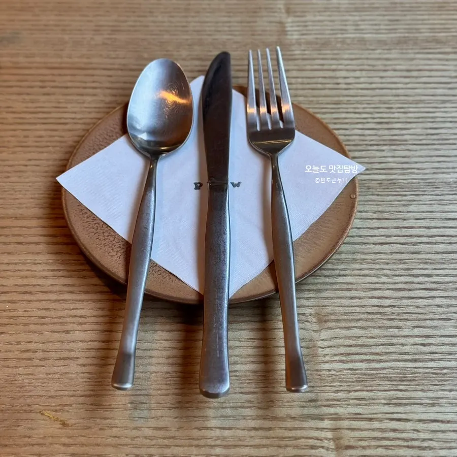 Cutlery set on the table at Pyu Euljiro