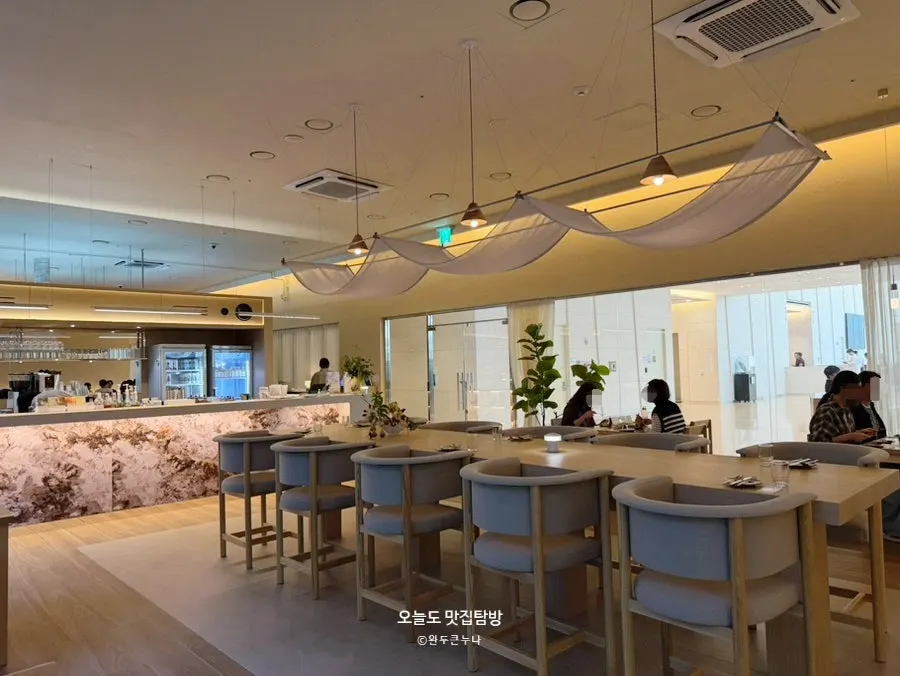 The dining hall at Pyu Euljiro, decorated in beige tones with plants
