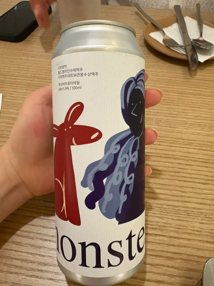 소품으로 꾸며진 퓨 을지로 공간