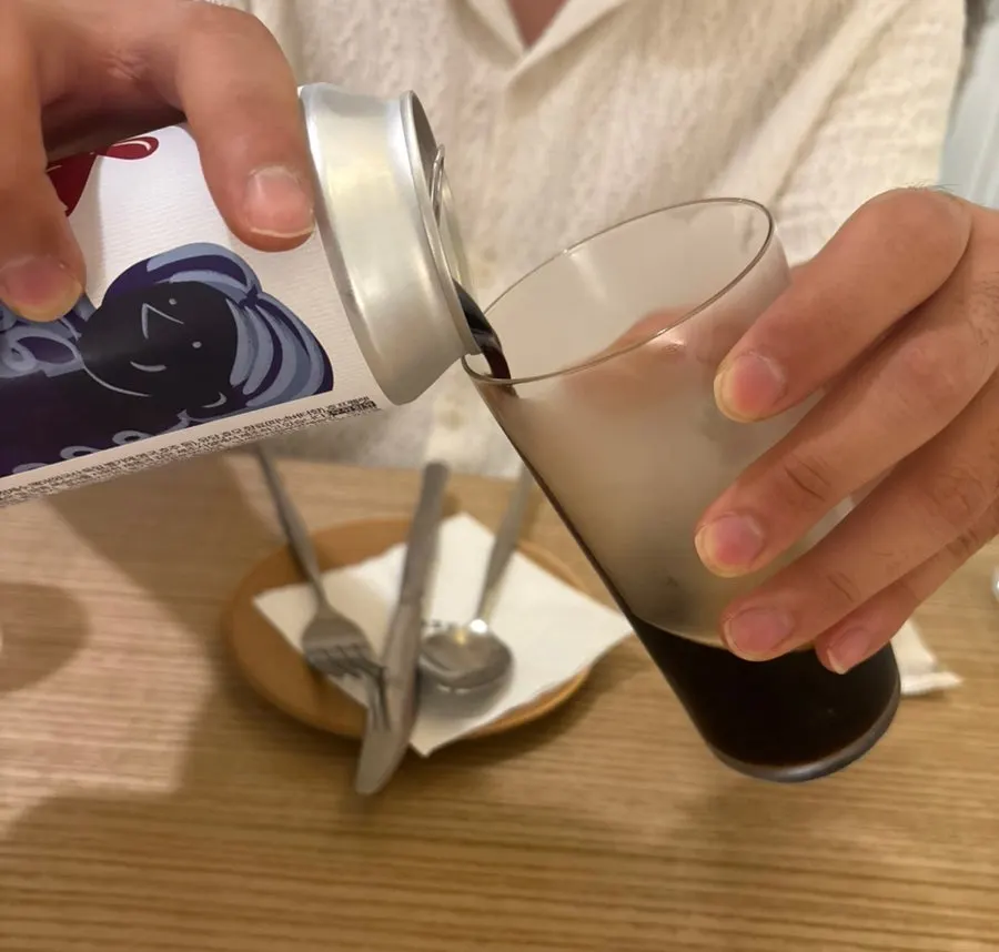 잔에 따른 사랑범벅 흑맥주