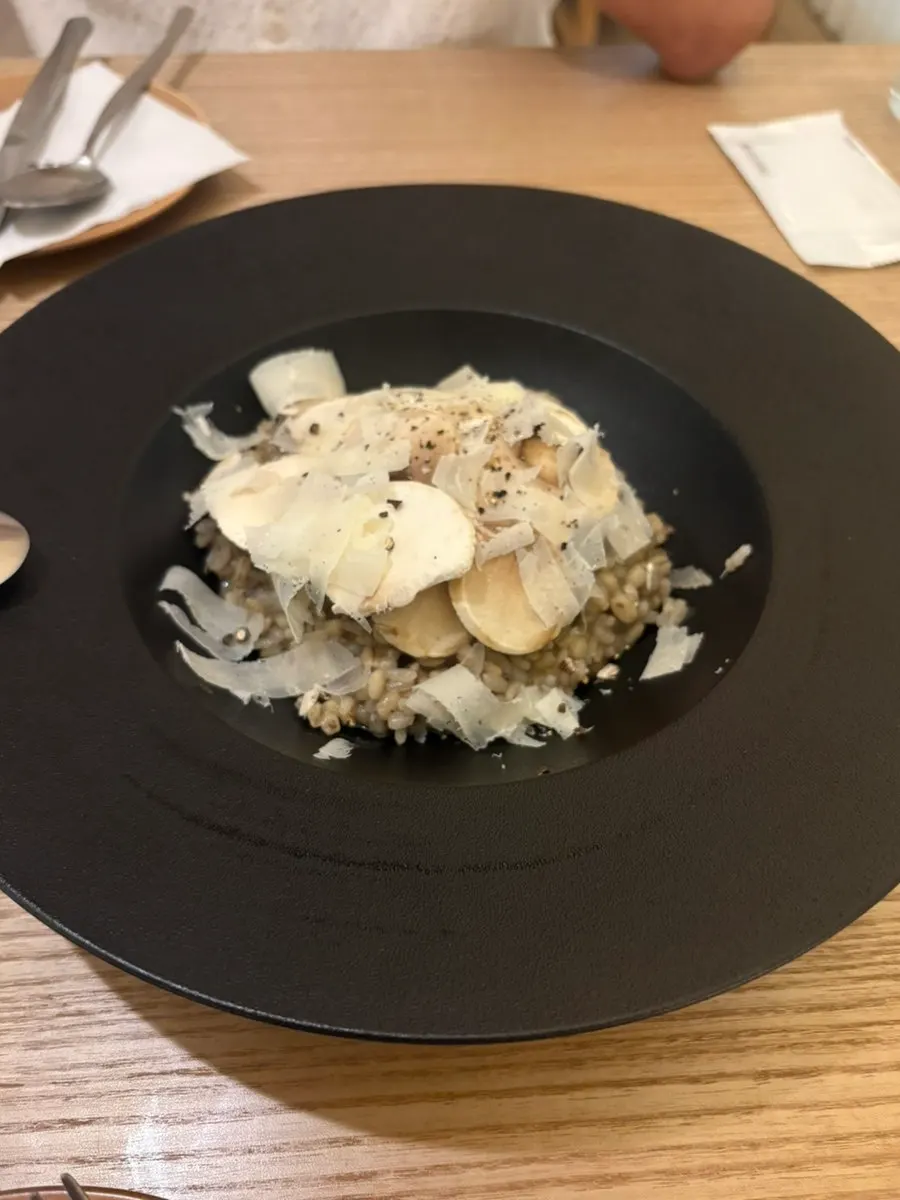 테이블 위 사랑범벅 맥주 잔