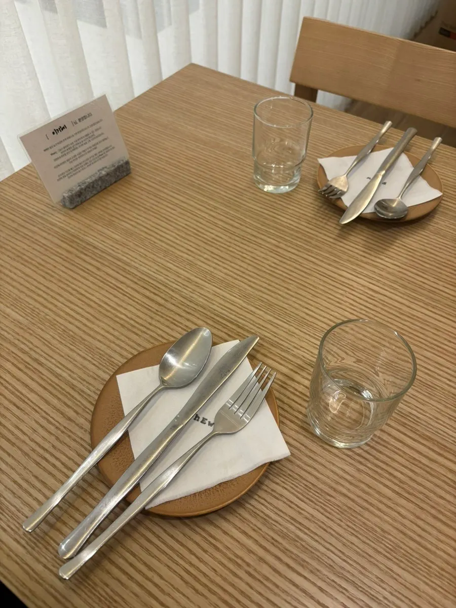 Welcome card with the reservation name on the table