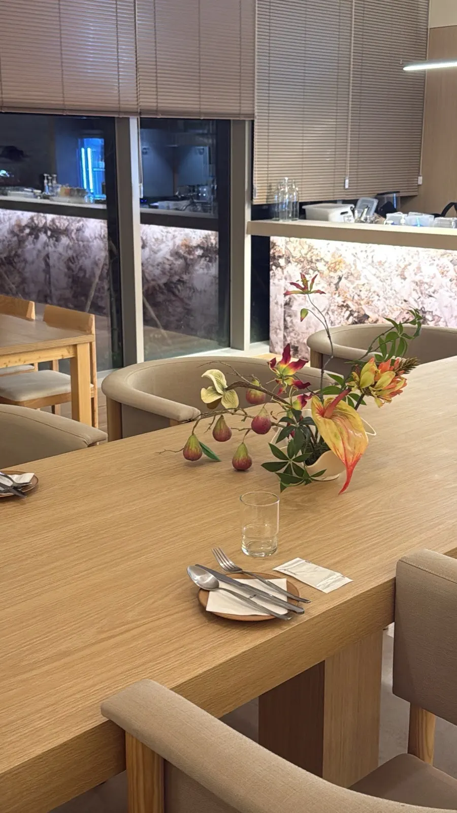 Evening atmosphere at Pyu Euljiro with generously spaced seating