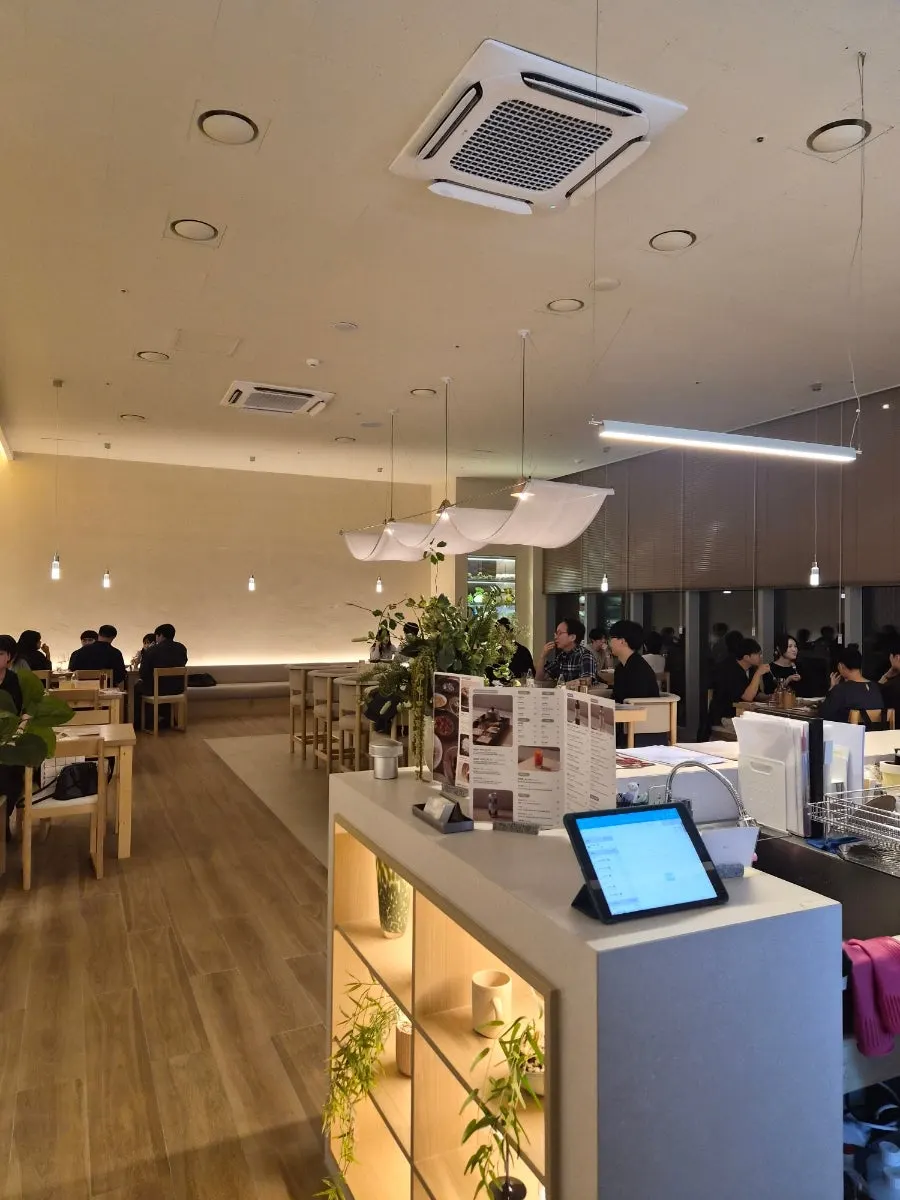 베이지톤으로 꾸며진 퓨 을지로 내부