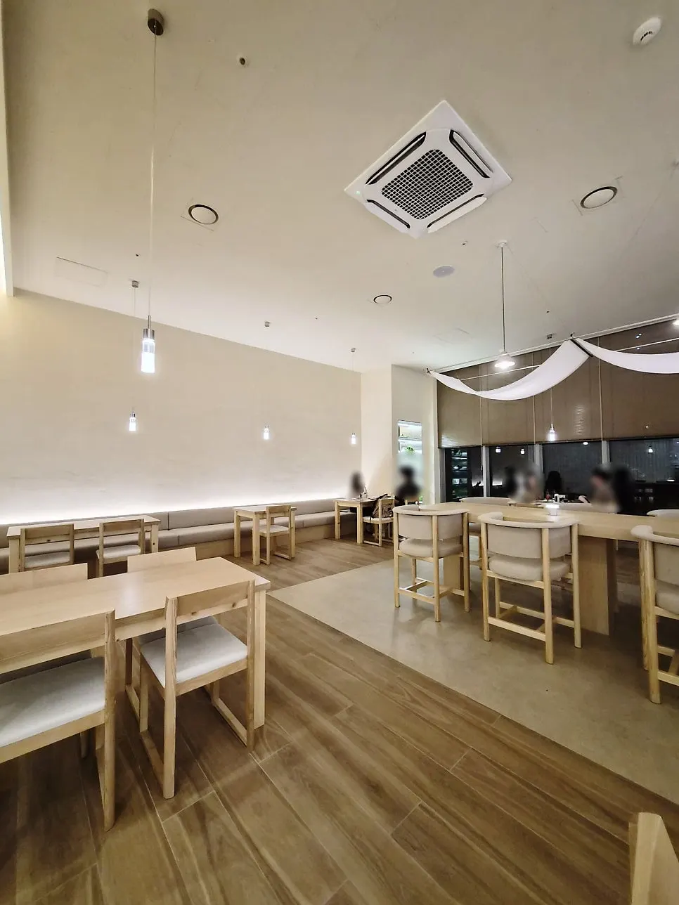 예약자 이름이 적힌 네임 카드가 놓인 테이블
