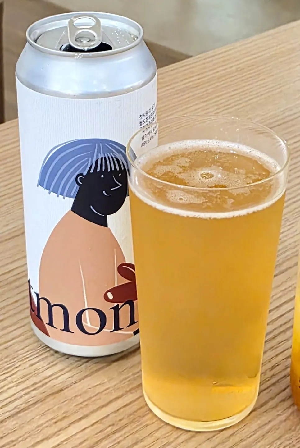 숯불문어와 함께 놓인 맥주 잔