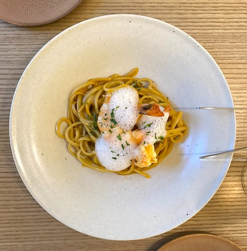 와인과 함께 차려진 퓨 을지로 테이블