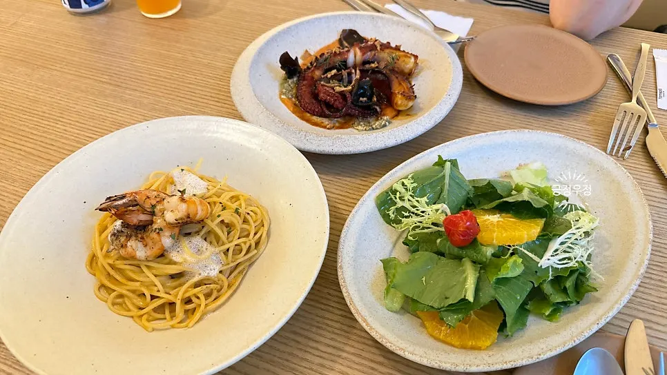 퓨 을지로 테이블에 놓인 맥주 두 잔