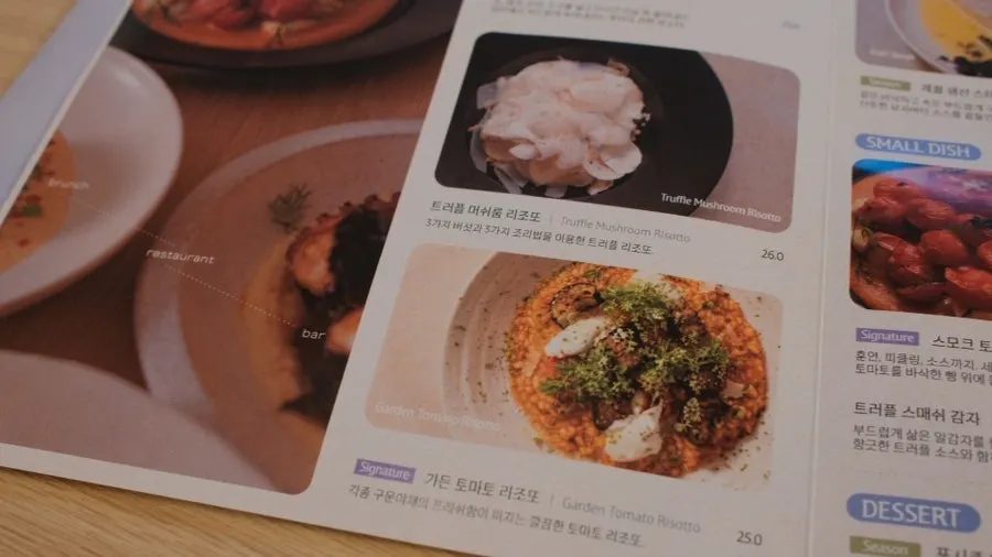 퓨 을지로 테이블에 세팅된 식기