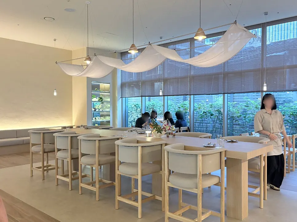 Spacious, clean dining hall inside Pyu Euljiro
