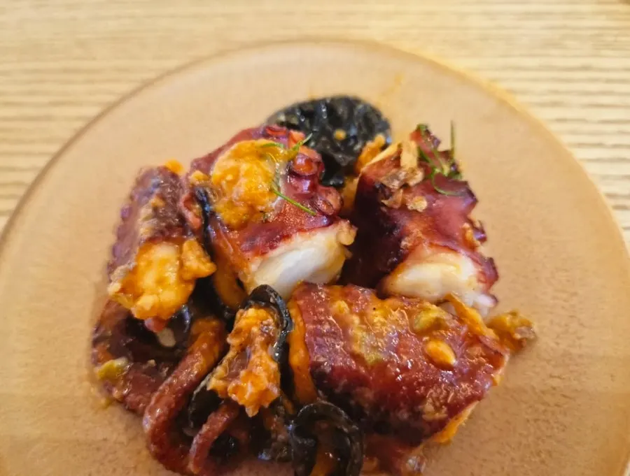큼직하게 올라간 문어구이 접시