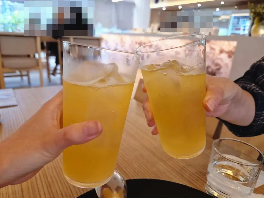 노란빛이 도는 논알콜 음료 귤루랄라