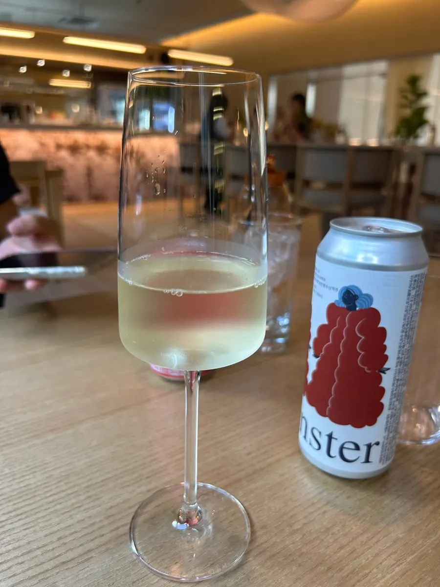 퓨 을지로 주류와 논알콜 음료 서빙 장면