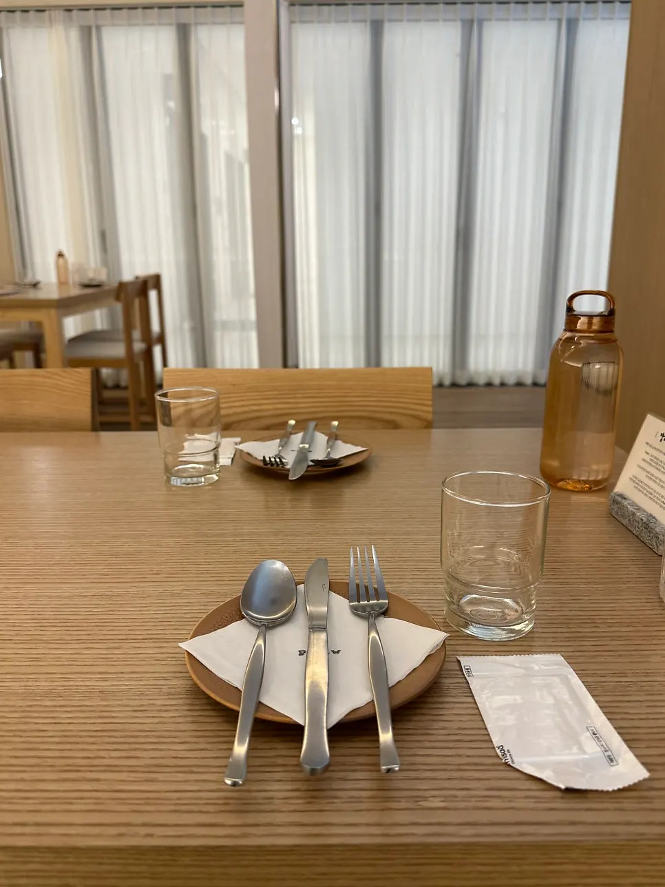 은은한 조명의 저녁 시간 테이블