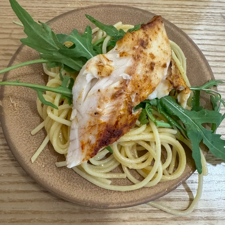 Mackerel flesh mixed into the noodles and rocket in the oil pasta