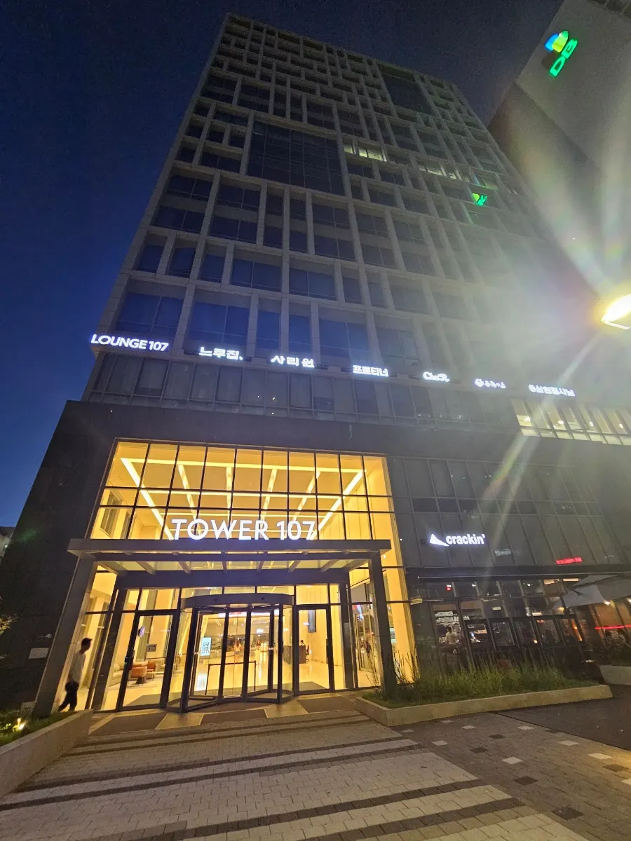 Exterior of Pyu Euljiro on the first floor of the Mareunnae-ro Tower building