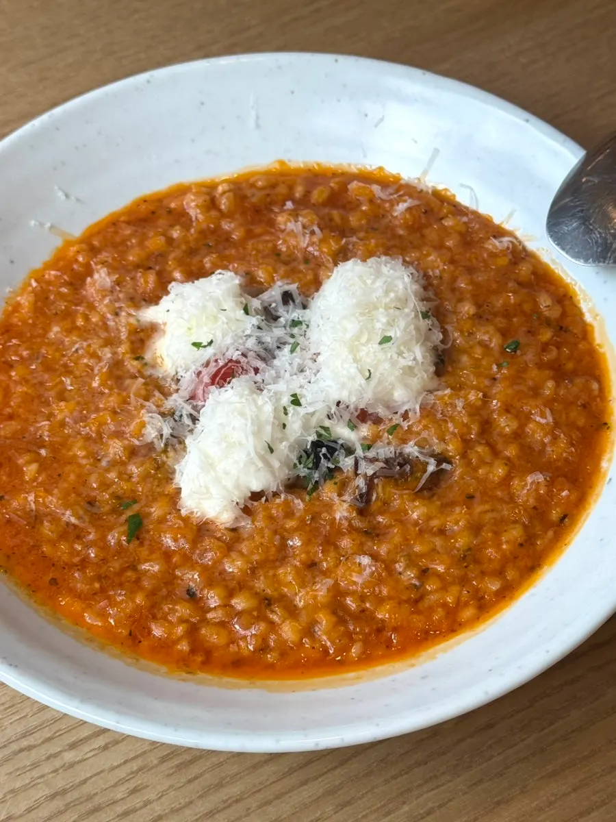 Table with garden tomato risotto and drinks
